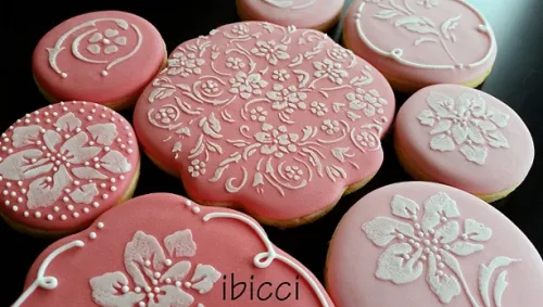 ibicci cookies stencilled with Lace Flowers stencils